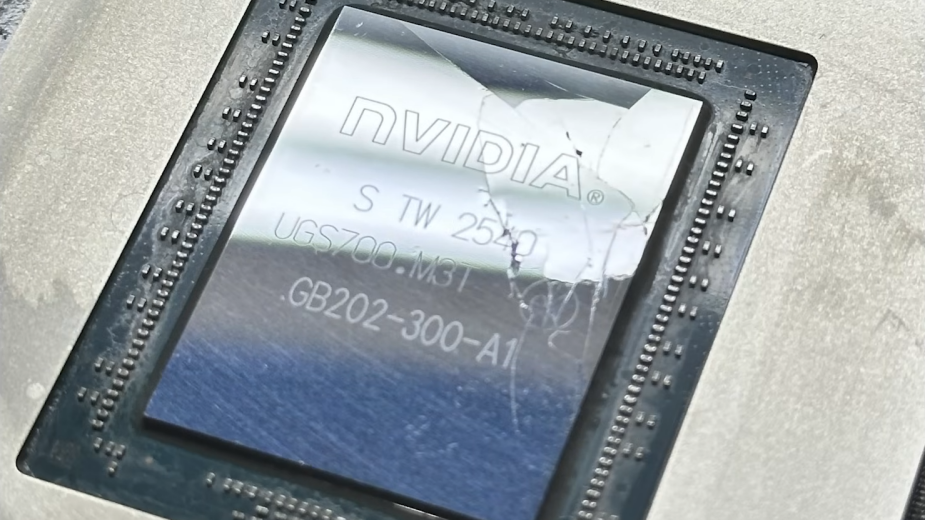 5000 dolarów i sekunda grozy. Rdzeń RTX 5090 aż popękał