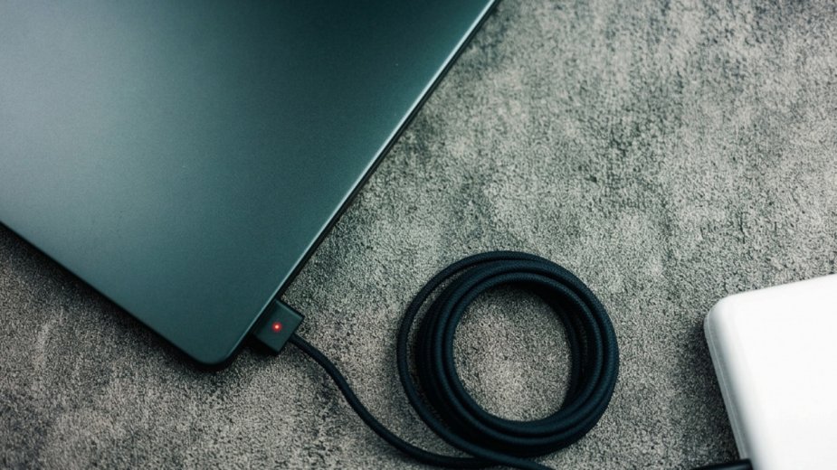 Osoby, które kupiły zasilacz do MacBooka Pro mogą mieć duży problem