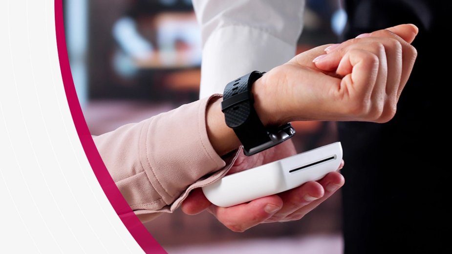 W tym banku płatności zbliżeniowe wykorzystane są na maksa. Zapłacisz wszystkim