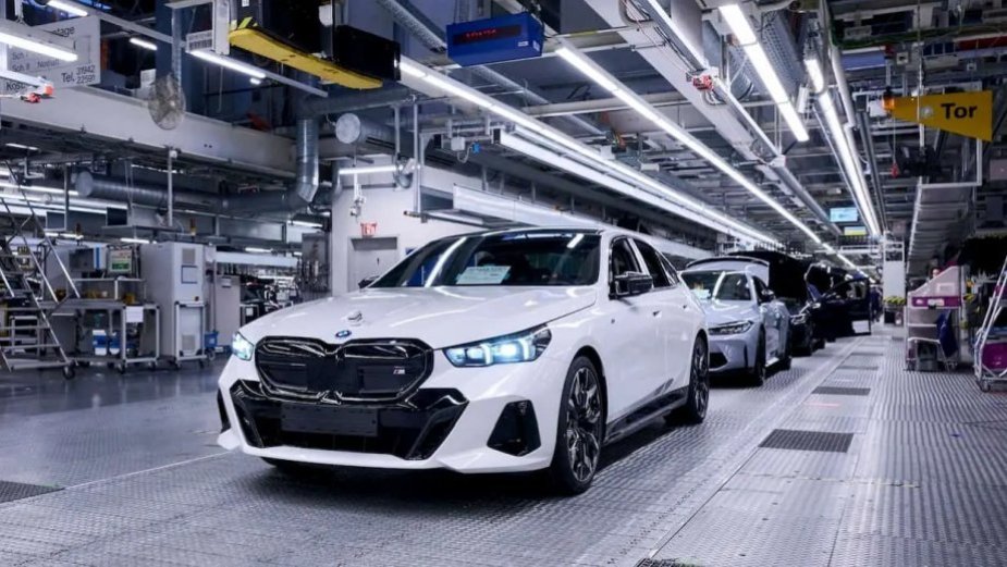 BMW wpuszcza humanoidy do produkcji aut. Koniec ery pracowników na taśmie?