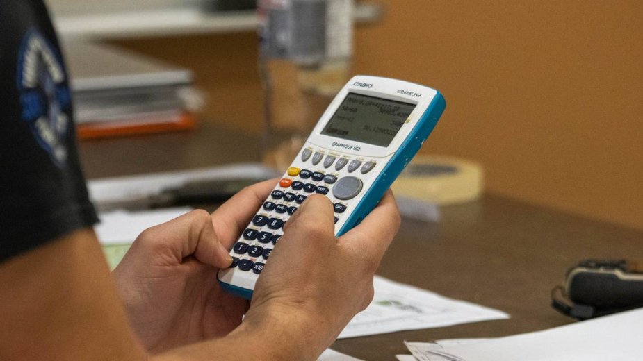 Casio wciąż sprzedaje miliony kalkulatorów rocznie. Potrafią to czego nie zrobi AI