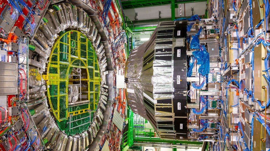CERN przechodzi na Debiana 13, a mieli własnego Linuksa. Żegnajcie Red Hat i AlmaLinux