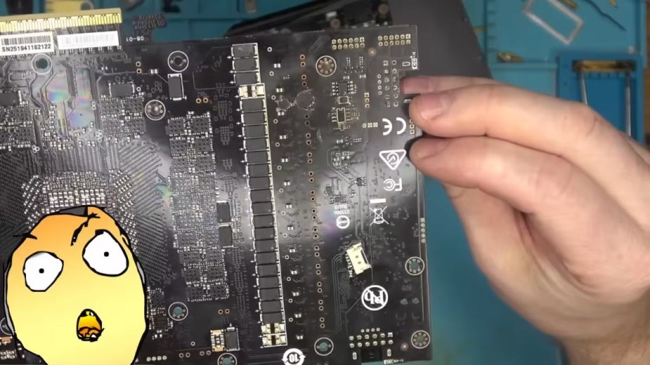 Chciał uratować RTX 5090 przed przegrzaniem. Skończyło się dziurą w laminacie