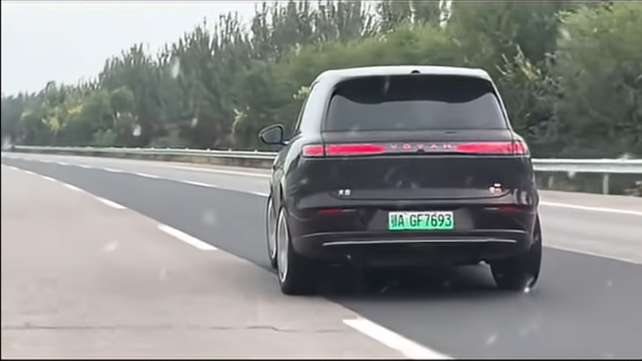Chiński SUV jechał bokiem po autostradzie z prędkością 100 km/h. Co tu się stało?