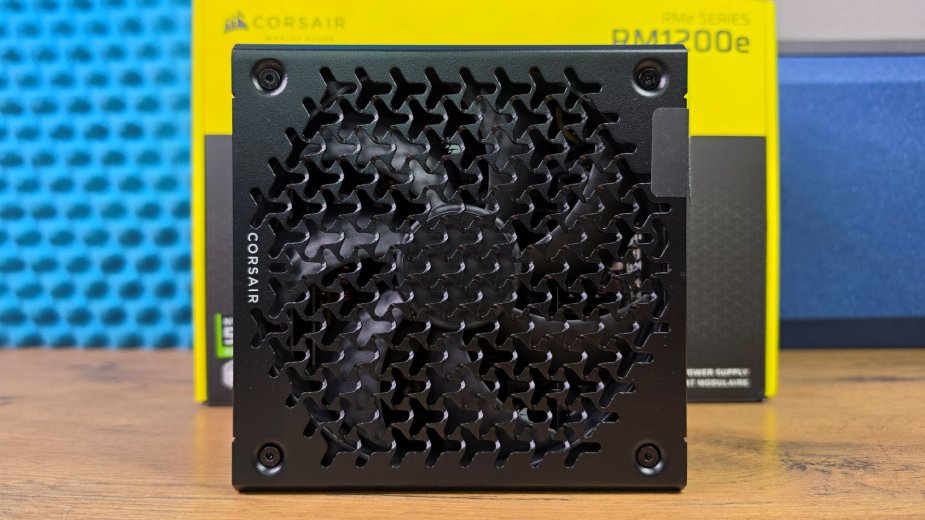 Zasilacz, który patrzy RTX 5090 na ręce. Dosłownie. Test Corsair RM1200e 2026