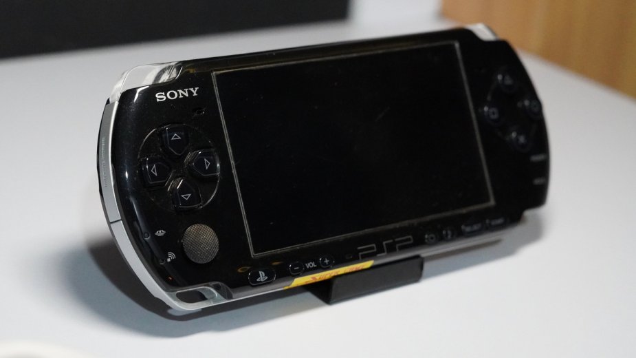 Counter Strike uruchomiony na PSP. Gra osiąga stabilne 60 FPS