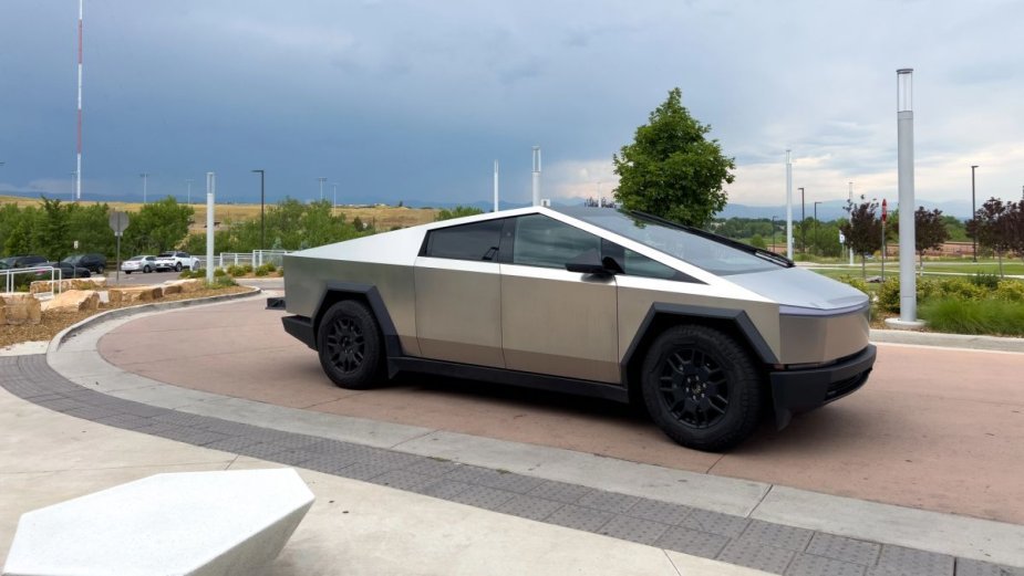 Cybertruck gubi przyklejone części. Tesla oszczędziła na śrubach, teraz serwisuje Cybertruck gubi przyklejone części. Tesla oszczędziła na śrubach, teraz serwisuje