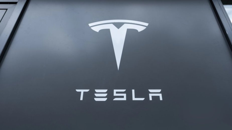 Elon Musk podjął decyzję. Każda nowa Tesla dostanie Starlinka