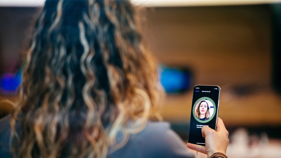Face ID bez wycięcia coraz bliżej. Nowa technologia trafi do smartfonów