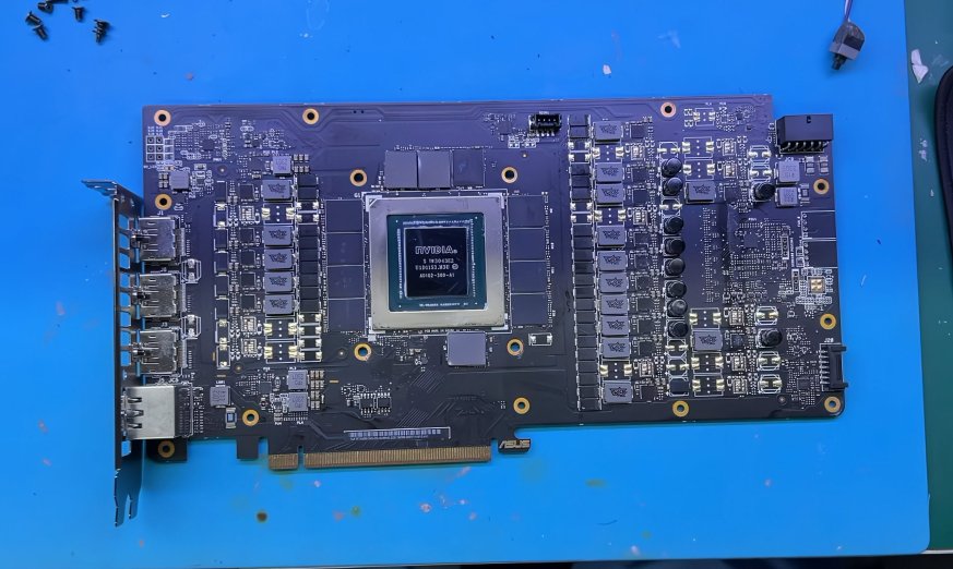Fałszywe GeForce RTX 4090 zalewają internet. W środku zamiast GPU znaleziono... plastik