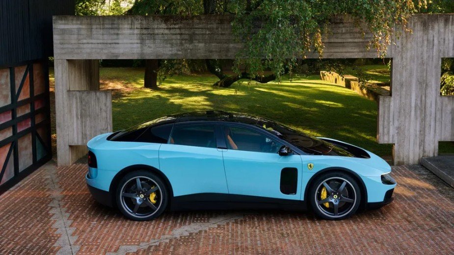 Ferrari poszło drogą Jaguara? Akcje lecą w dół po premierze elektryka