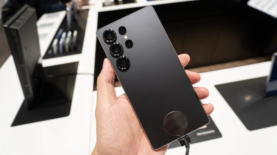 Galaxy S26 Ultra przegrywa z konkurencyjnym smartfonem. Pierwsze testy nie napawają optymizmem