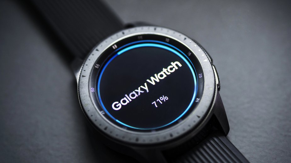 Smartwatch Samsunga miał ładować się szybko. Użytkownicy czekają nawet 4 godziny