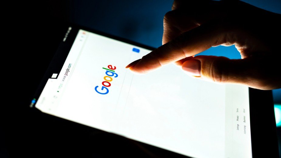Google AI ogłosiło bankructwo firmy, która nadal działa. Jeden błędny wynik wywołał panikę