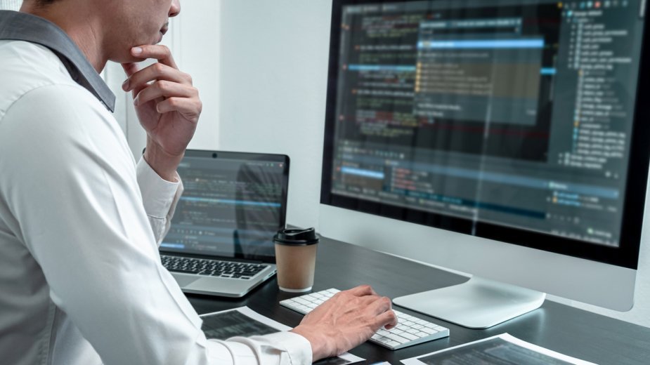 Programiści mają dość AI, Google i Microsoft zachwyceni. „Czujemy się głupsi”