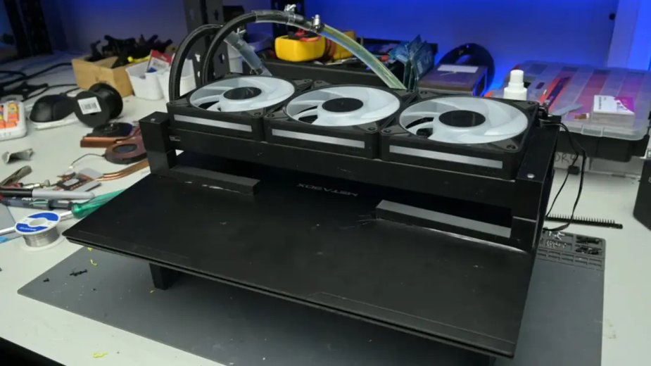 Przykleił chłodnicę 360 mm do laptopa z GTX 1060. Temperatury spadły o 60 stopni