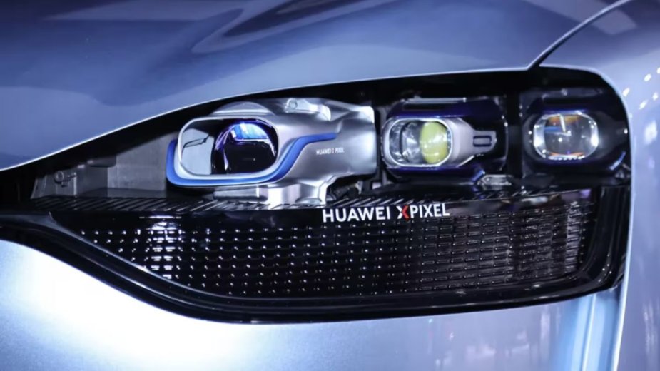 Reflektory Huawei zmienione w projektor. Auto staje się plenerowym kinem
