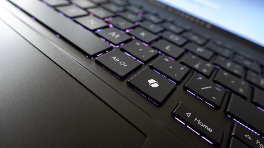 Nigdy nie usuwaj tak naklejek z laptopa. To tylko z pozoru logiczna metoda