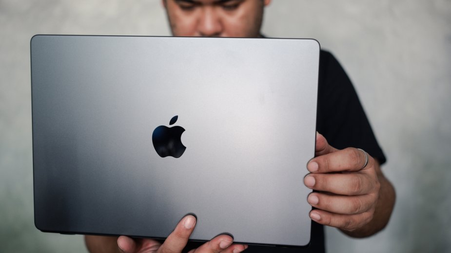 MacBook Pro za tysiące złotych uszkodzony przez suszarkę. Wystarczyła chwila nieuwagi