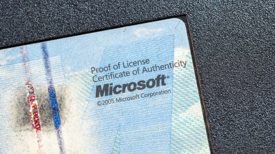 Miliony dolarów z naklejek Microsoftu. Tak działa rynek tanich Windowsów