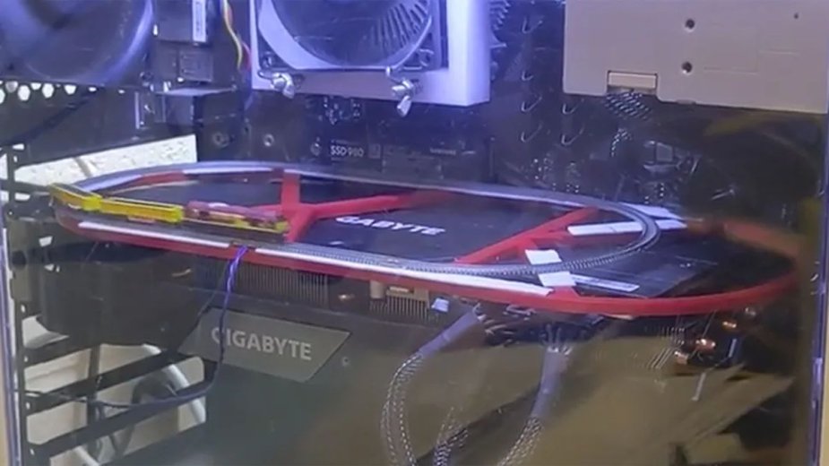 Ta karta graficzna ma miniaturową kolejkę. Internet oszalał na jej punkcie