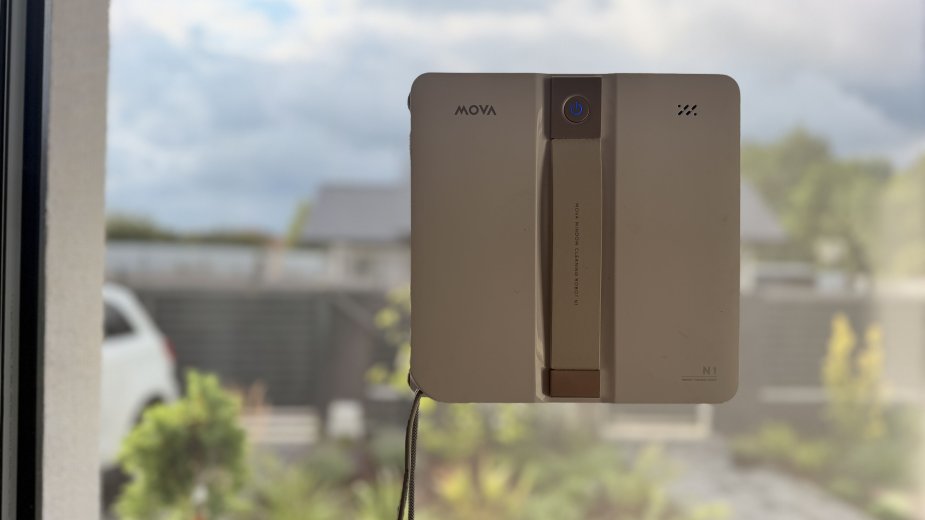 MOVA N1 - test robota do mycia okien. Może i nie zastąpi człowieka, ale trudno się z nim rozstać