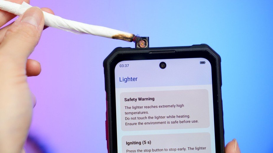 Tak wyglądają smartfony do zadań specjalnych. Jeden ma powerbank i zapalniczkę