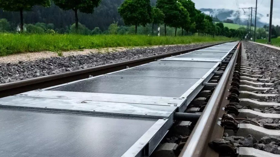 Panele słoneczne między torami kolejowymi przetrwały 11 000 przejazdów. Francuzi już takie chcą