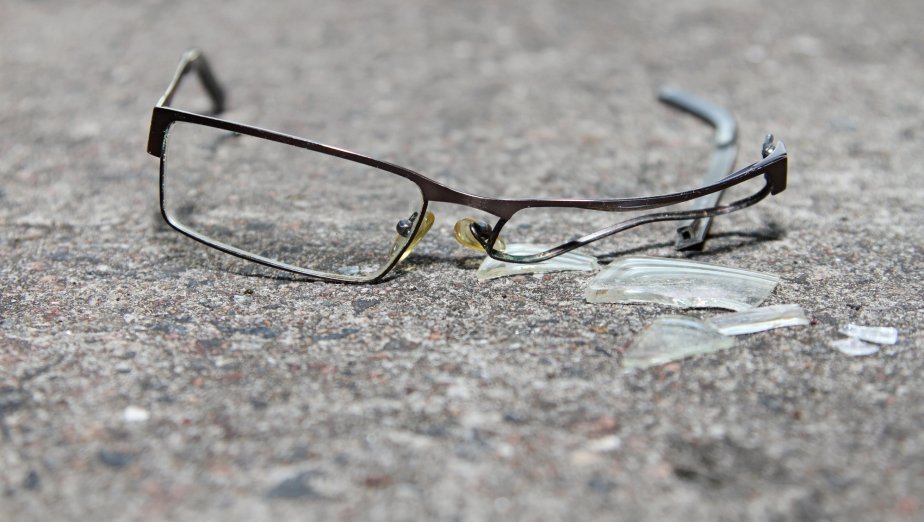 Niepozorne okulary sieją postrach wśród kobiet. Wkroczyła prokuratura