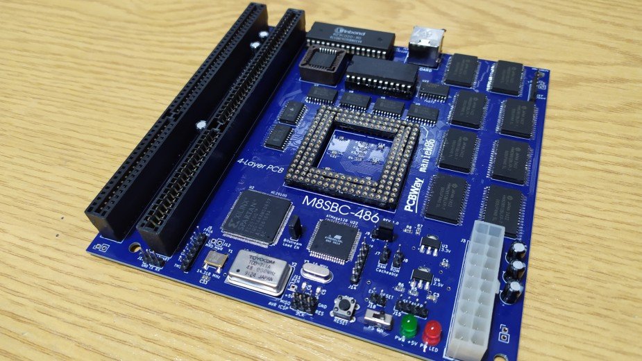 Polak sam zbudował płytę główną Intel 486. Zaczął od zera