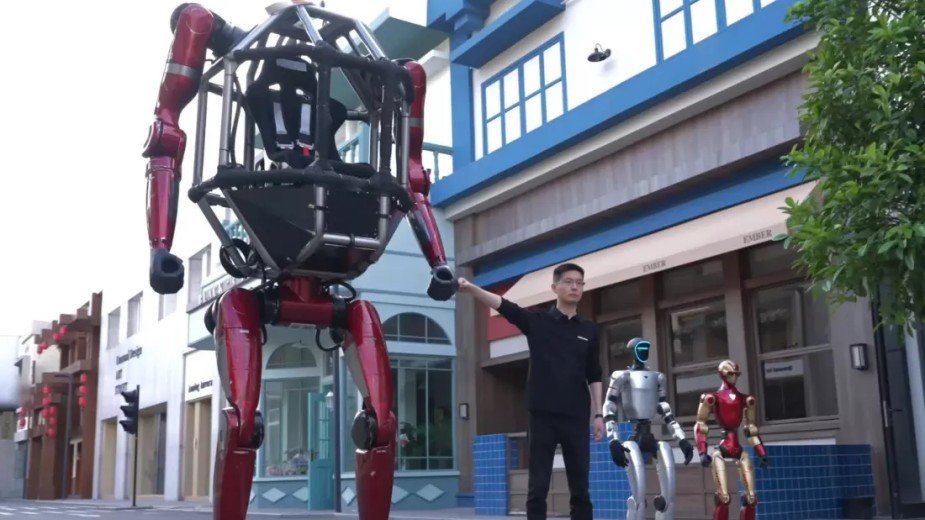 Prawdziwy robot jak boss z gry. Potrafi przebijać ściany i chodzi jak pająk