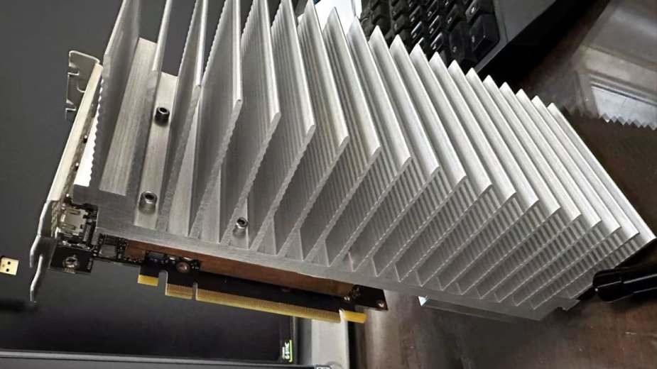 RTX 4060 bez wentylatorów? Maniak z Chin stworzył gigantyczne pasywne chłodzenie