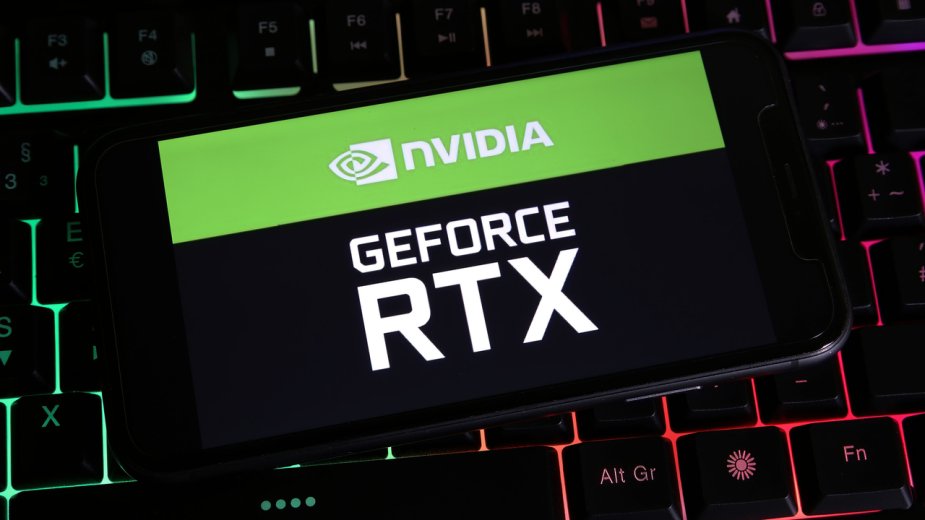 RTX 5090 wygrywa z Apple M5 Max. Dopóki nie zabraknie mu VRAM