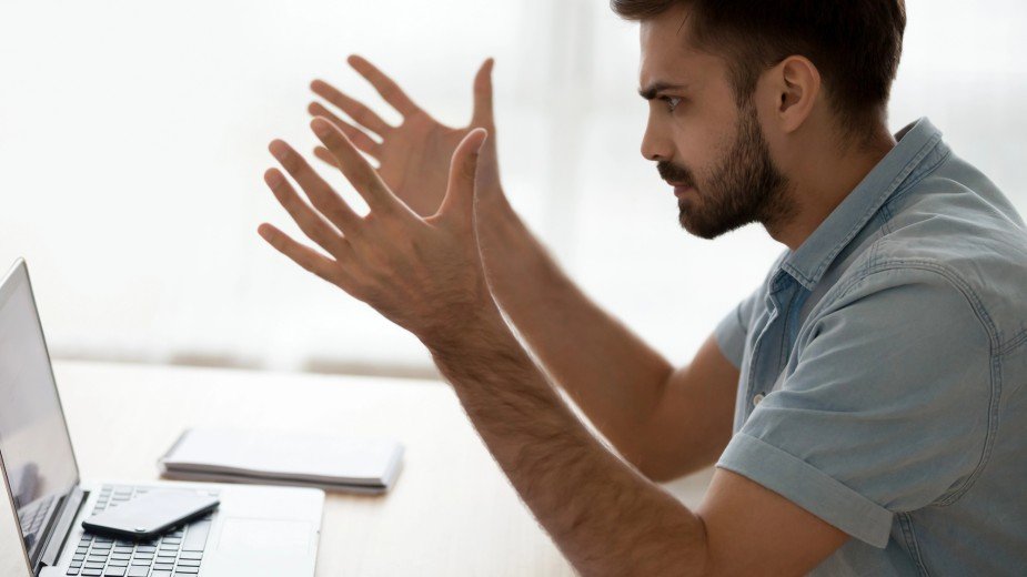 Możesz nie dostać pracy przez lagi i słaby internet. Badania nie kłamią