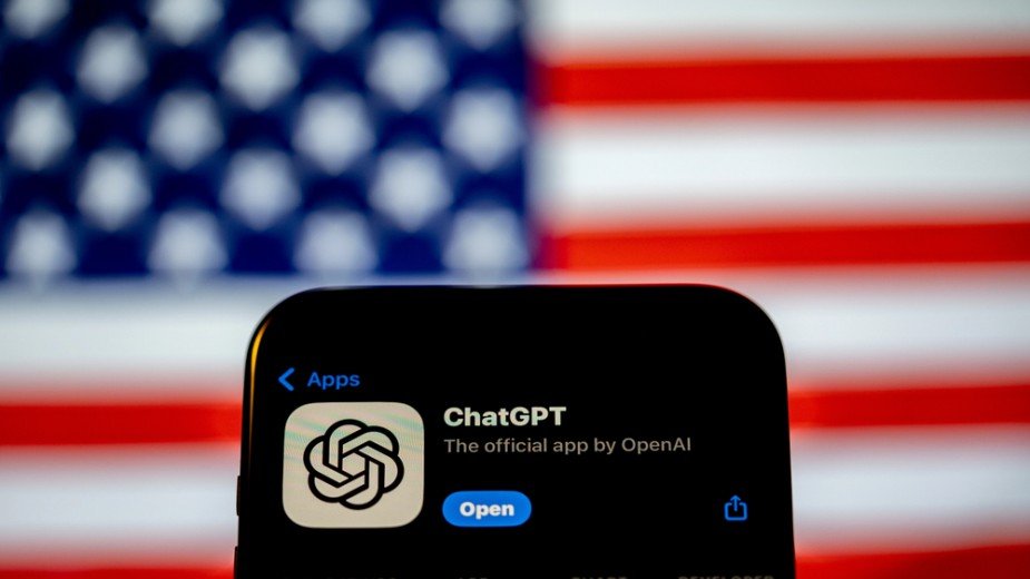 Szef cyberobrony USA wrzucał poufne dane do ChatGPT. Alarm w rządzie