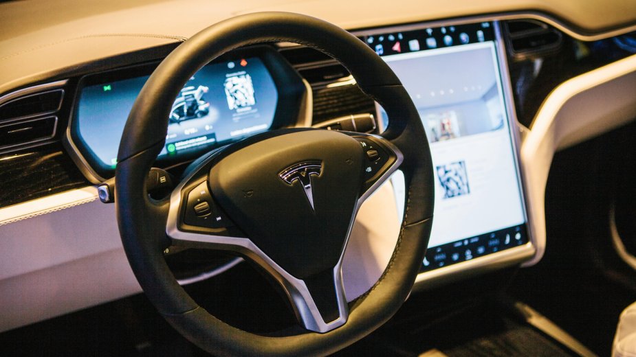 Tesla prowadzi za kierowców nawet 95% czasu. FSD wciąż jednak wymaga pełnej uwagi
