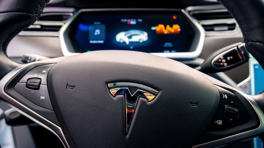 Tesla jechała na autopilocie. Śmiertelnie potrąciła pieszego