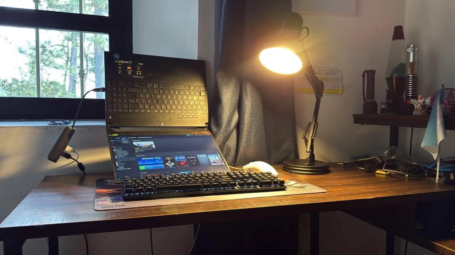 Ten trend z TikToka może sporo kosztować. Laptop nie wytrzymał „efektownego” ujęcia
