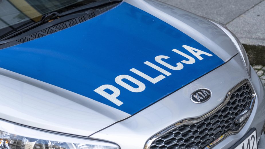 Mieszkaniec Warszawy testował granice AI. Policja przetestowała jego drzwi