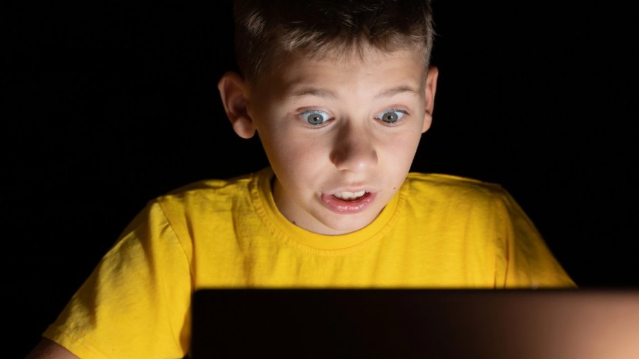 Dziecko uruchomiło reklamy za fortunę z karty ojca. Wszystko dla popularności