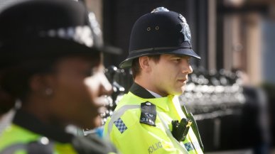 15-latek dorysował radnemu królicze uszy. Obudził go nalot czterech policjantów