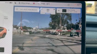 Autopilot Tesli rozwalił szlaban na przejeździe kolejowym. Nawet nie zwolnił
