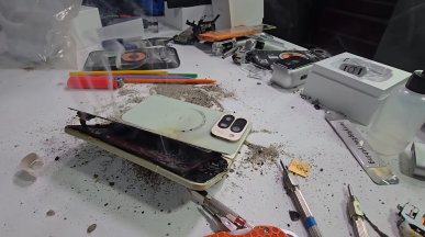 Bateria Pixel 10 Pro Fold eksploduje podczas testów youtubera. Poważna wada wykryta