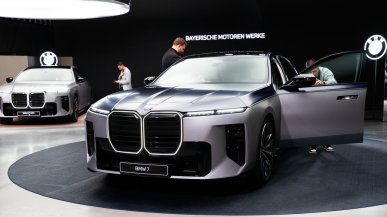 BMW 7: więcej nowoczesności, 8K, więcej mocy i… wraca V8. Polska premiera