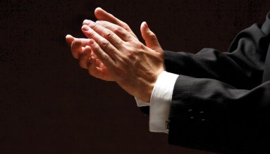 Sprzeciwiał się budowie centrum danych AI. Zatrzymali go za klaskanie