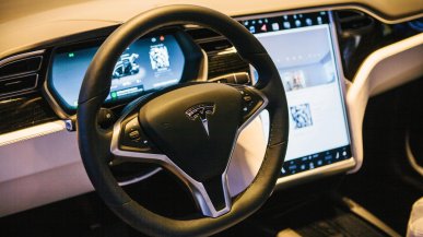 Byli pracownicy Tesli podważają słowa Muska. System autonomicznej jazdy popełnia poważne błędy