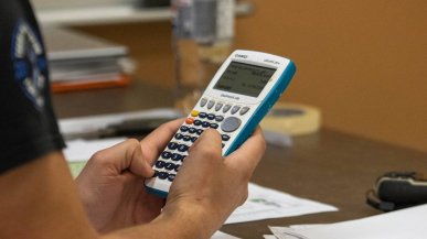 Casio wciąż sprzedaje miliony kalkulatorów rocznie. Potrafią to czego nie zrobi AI