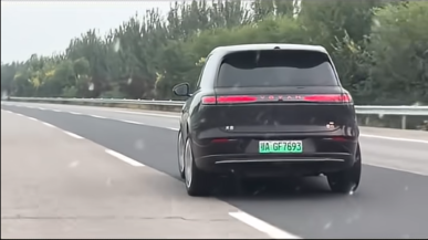 Chiński SUV jechał bokiem po autostradzie z prędkością 100 km/h. Co tu się stało?