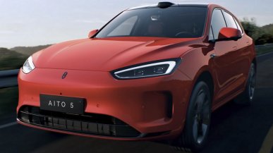 Chiny patentują toaletę pod fotelem w samochodzie elektrycznym. Sterowaną głosem