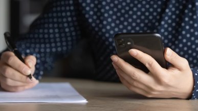 Co trzeci użytkownik zdradza AI swoje sekrety. Zapominamy, że to nie są prywatne rozmowy